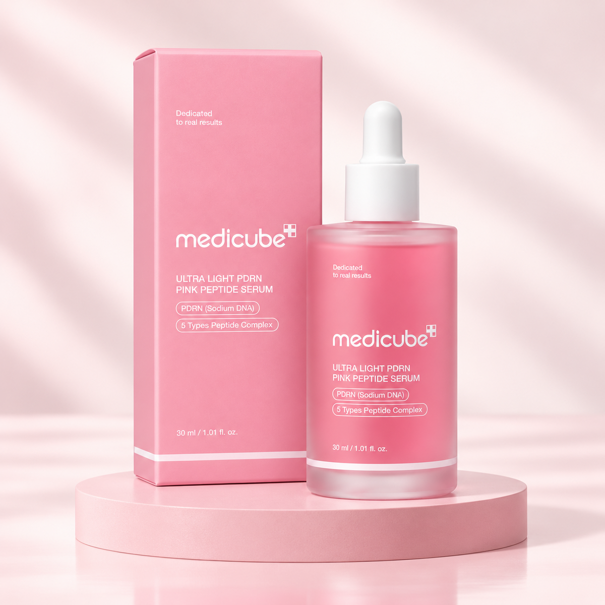 Medicube Ultra Light PDRN Pink Peptide Serum 30 ml em cenário clean rosa